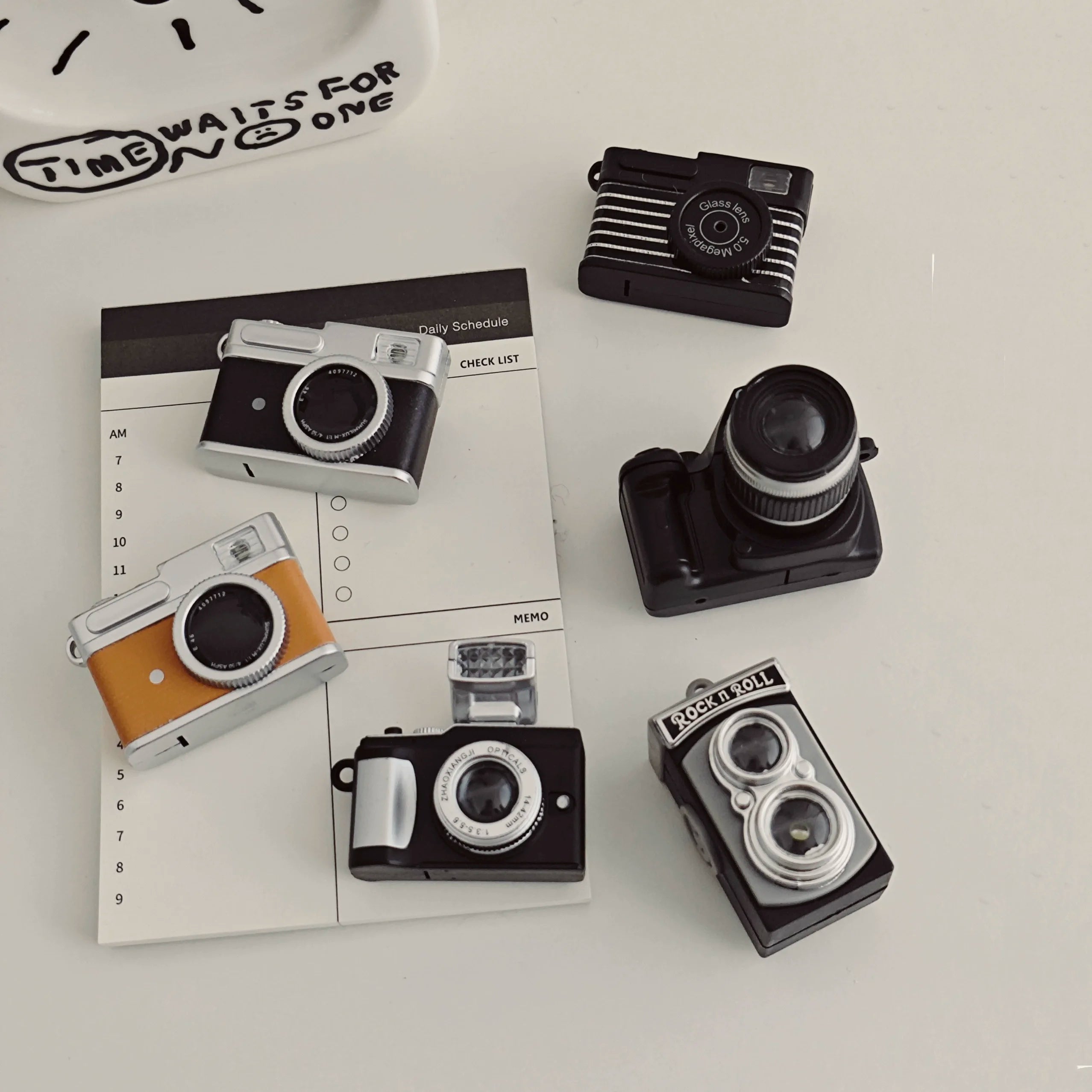 Retro Mini Camera Fridge Magnets Handheld Lamp Classic DSLR Miniature Toys Magnetic Emit Light Entrance Door Home Decor Gifts
